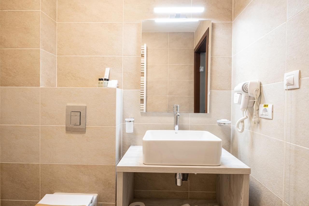 Fiald Hotel & Spa Bacău Exteriör bild